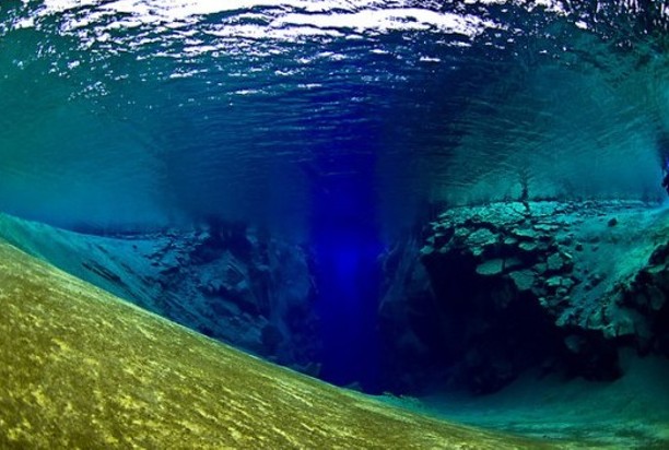 ここが 地球の割れ目 シルフラ洞窟の海底が美しすぎる Line News ホリエモンドットコム